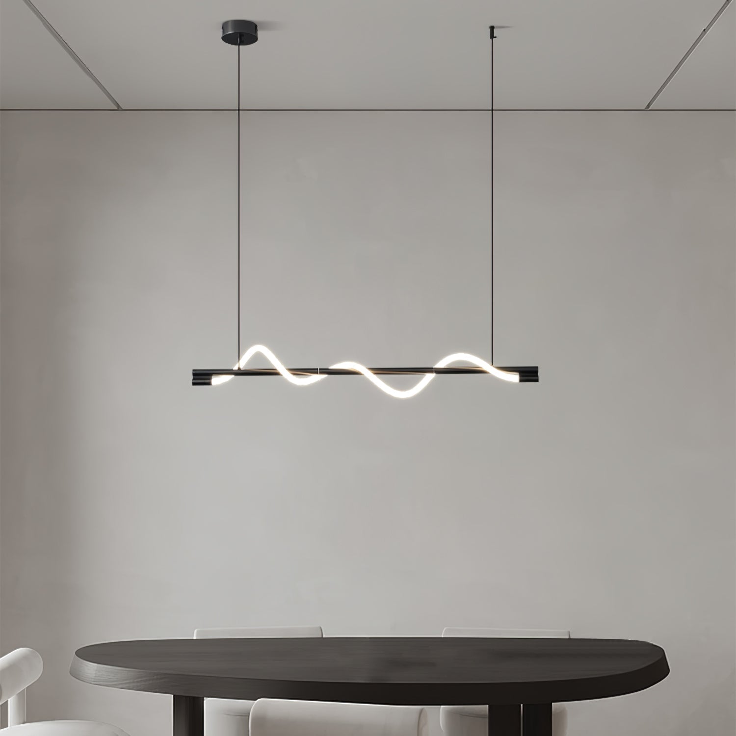 Minimalistisk Loftlampe med Silikonelinjer og Messingdetaljer for Moderne Indendørs Belysning