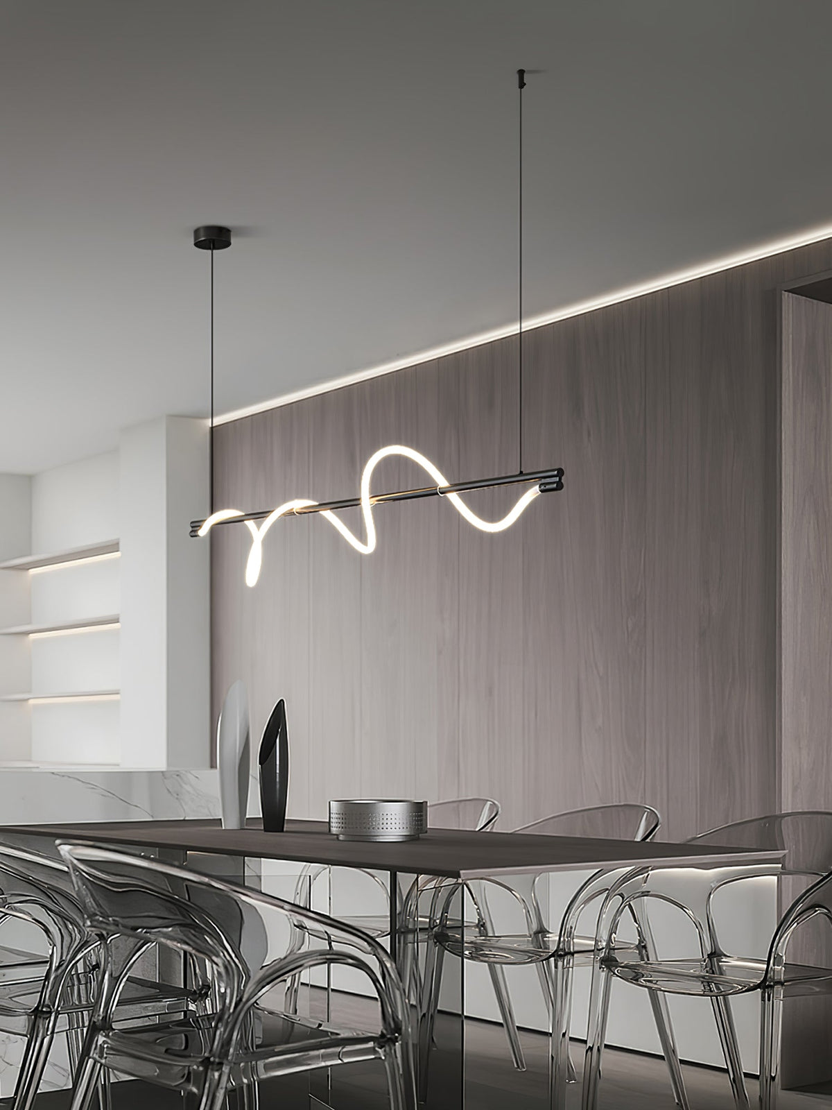 Minimalistisk Loftlampe med Silikonelinjer og Messingdetaljer for Moderne Indendørs Belysning
