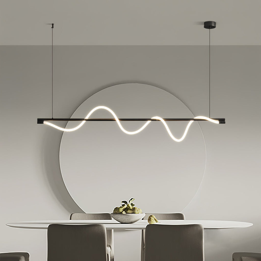 Minimalistisk Loftlampe med Silikonelinjer og Messingdetaljer for Moderne Indendørs Belysning
