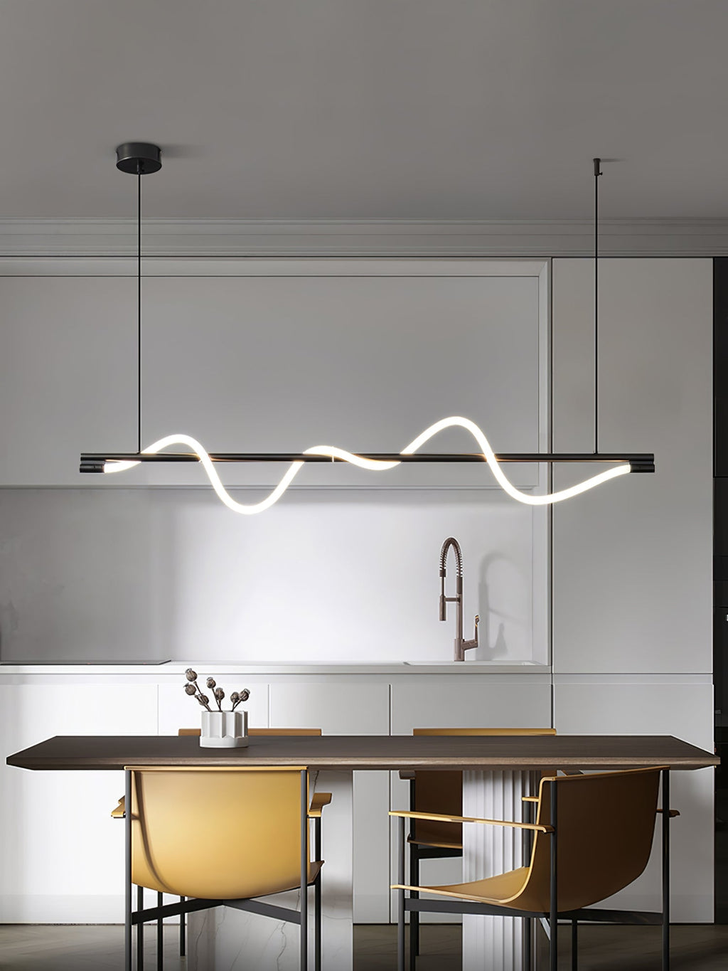 Minimalistisk Loftlampe med Silikonelinjer og Messingdetaljer for Moderne Indendørs Belysning