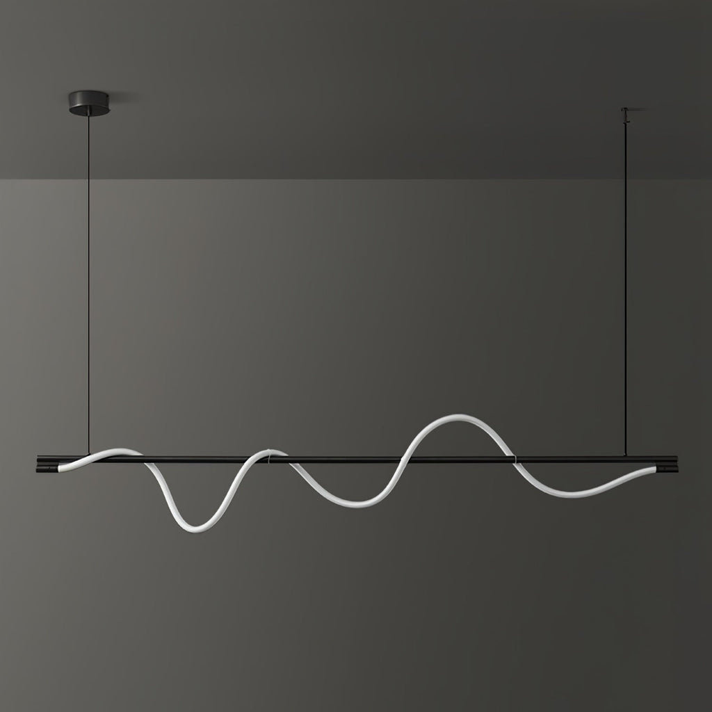 Minimalistisk Loftlampe med Silikonelinjer og Messingdetaljer for Moderne Indendørs Belysning