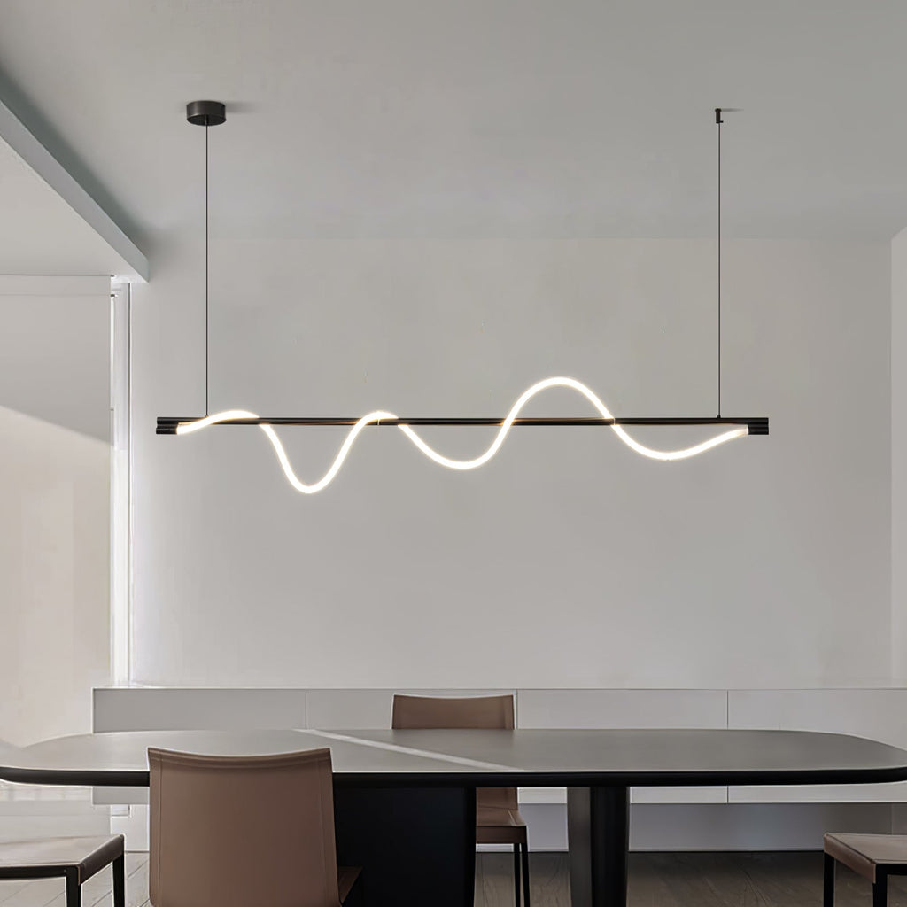 Minimalistisk Loftlampe med Silikonelinjer og Messingdetaljer for Moderne Indendørs Belysning