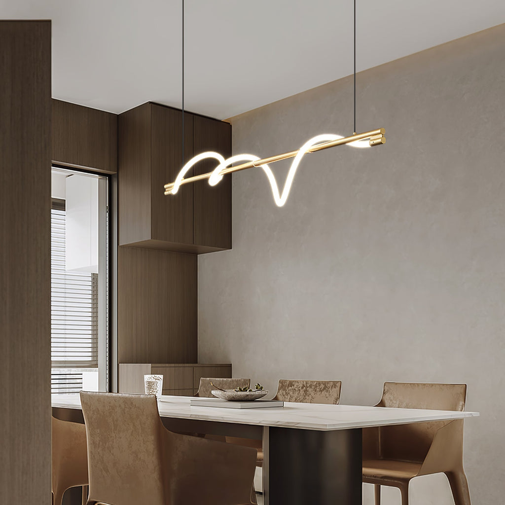 Minimalistisk Loftlampe med Silikonelinjer og Messingdetaljer for Moderne Indendørs Belysning