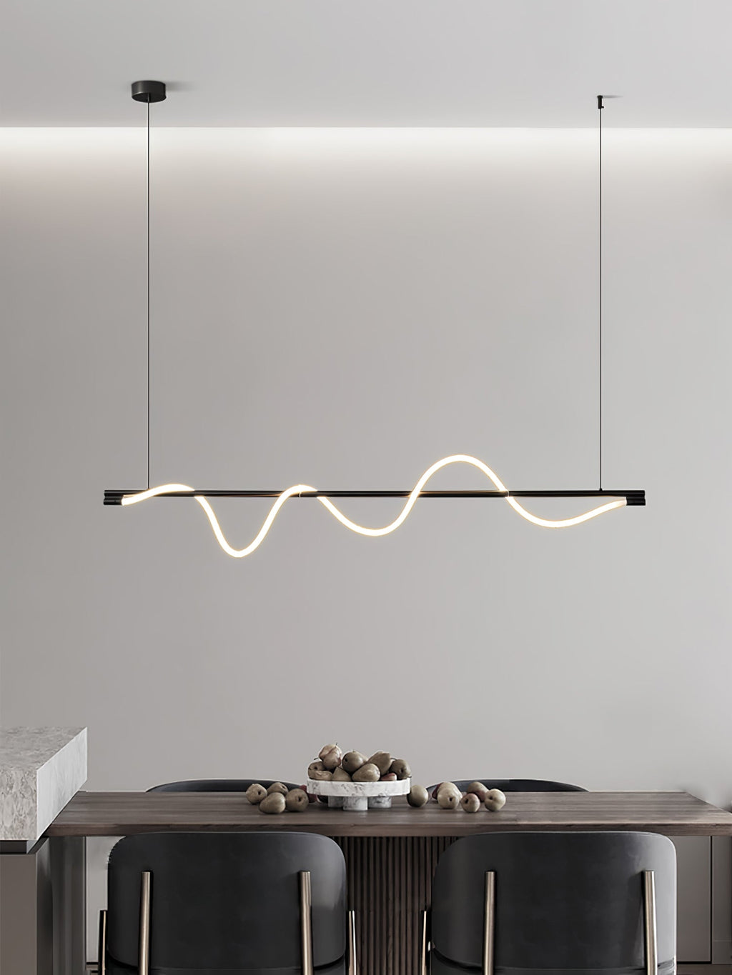 Minimalistisk Loftlampe med Silikonelinjer og Messingdetaljer for Moderne Indendørs Belysning