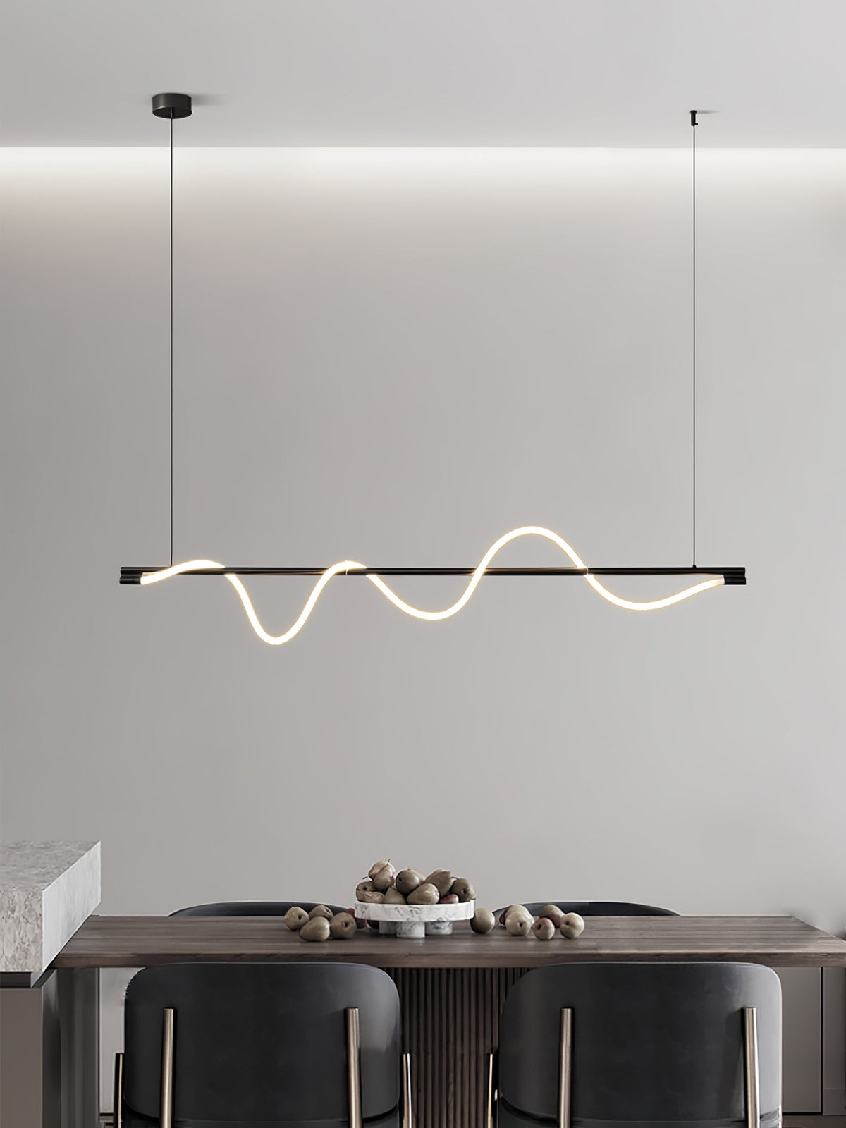 Minimalistisk Loftlampe med Silikonelinjer og Messingdetaljer for Moderne Indendørs Belysning
