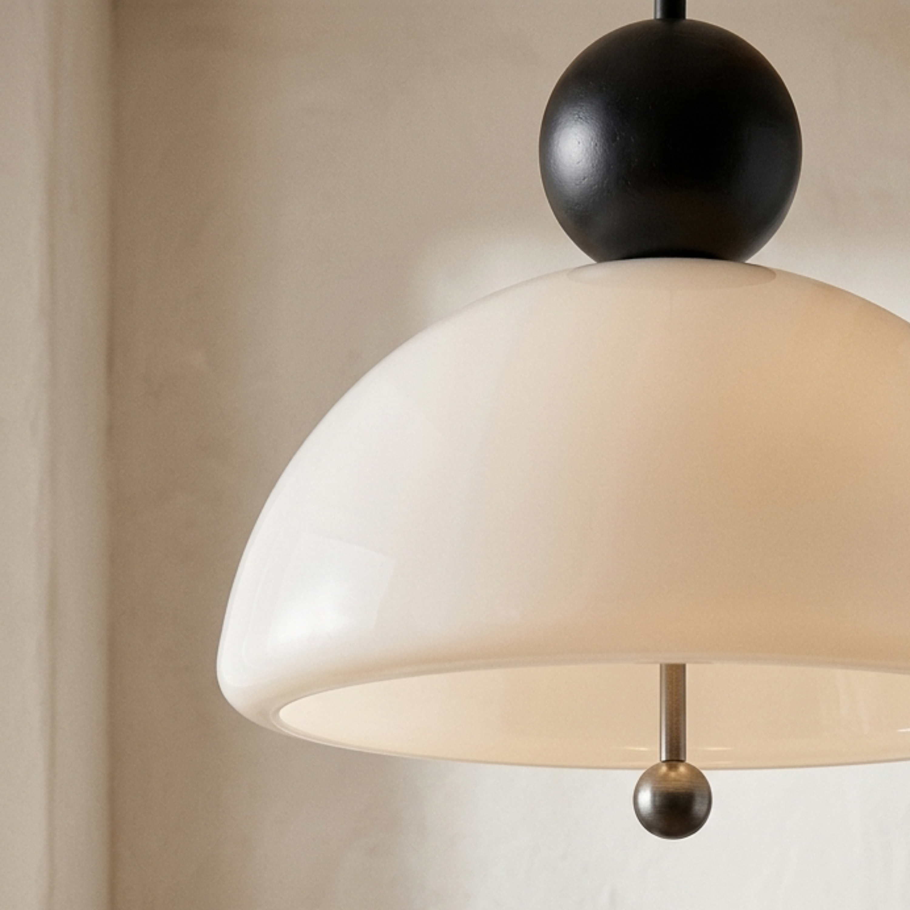 Pendellampe i Glas og Metal med Roligt Bauhaus‑Udtryk