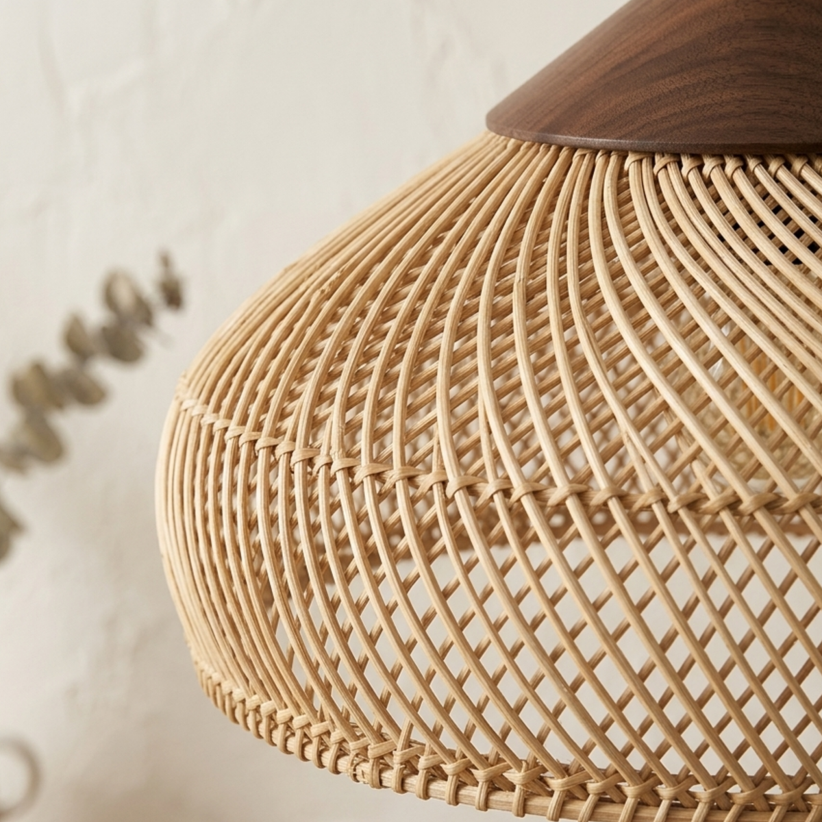 Loftlampe i Rattan med Naturlig Form og Roligt Udtryk