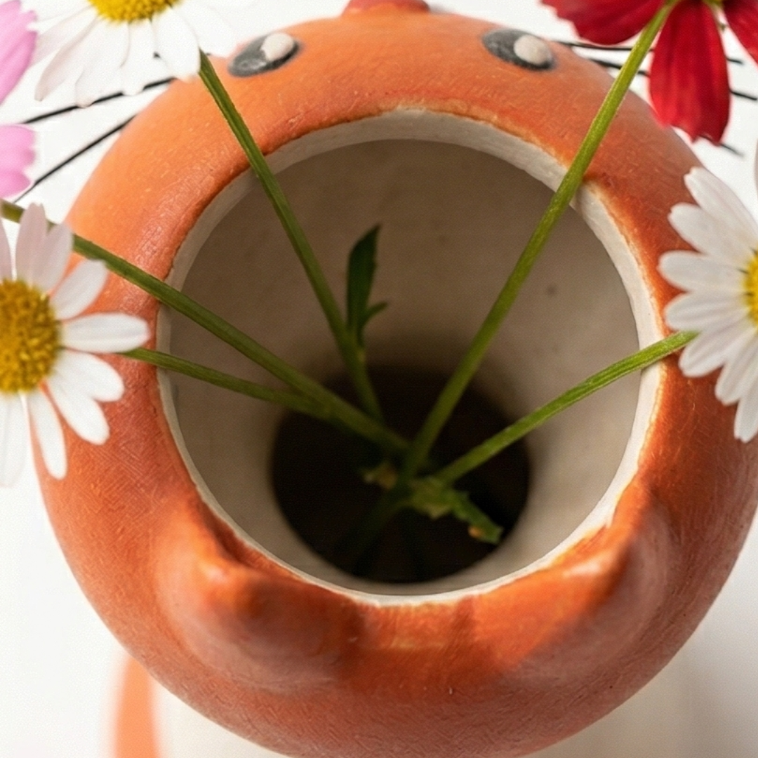 Håndlavet Keramikkat med Blomsteråbning