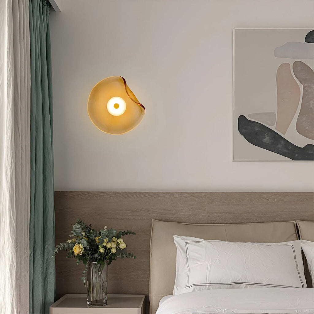 Væglampe Der Skaber Moderne Varm Glød Med Integreret Led Og Elegant Metal Glas Design