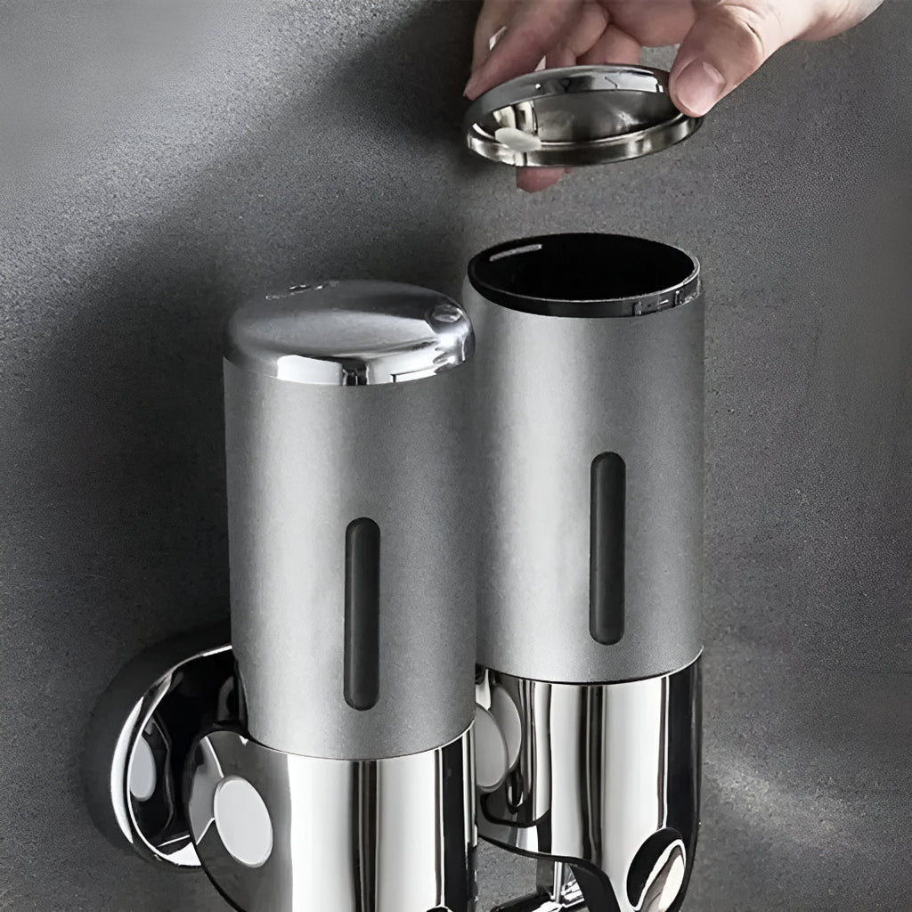 Vægsæbedispenser i Messing med Elegant Pumpdesign