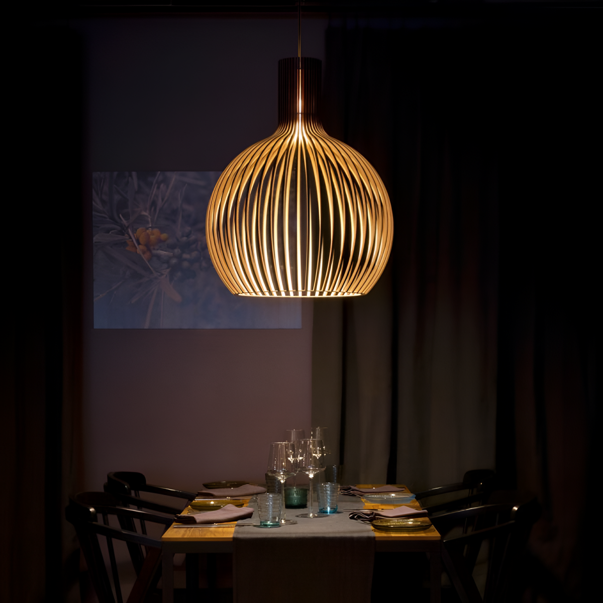 Træ Pendellampe Med Nordisk Design Og Stemningsfuld LED-Belysning