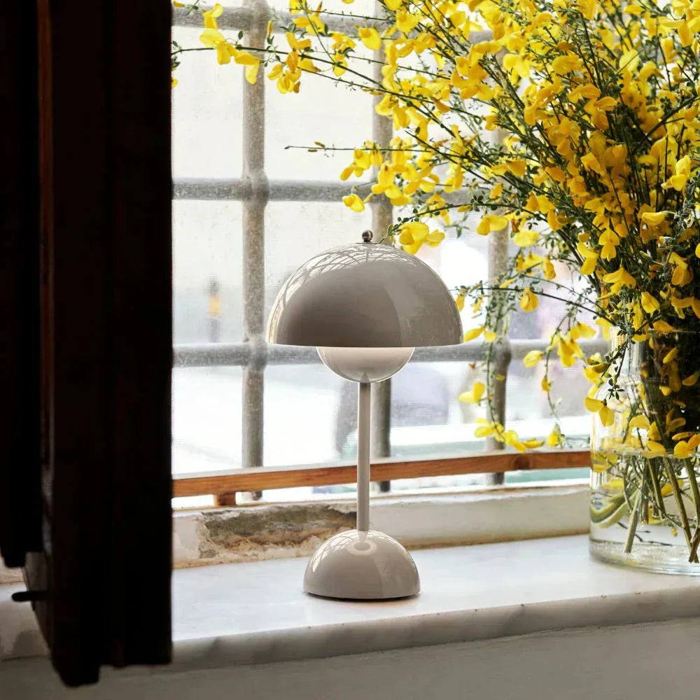 LED Bordlampe med Minimalistisk Design og Beroligende Varmt Lys