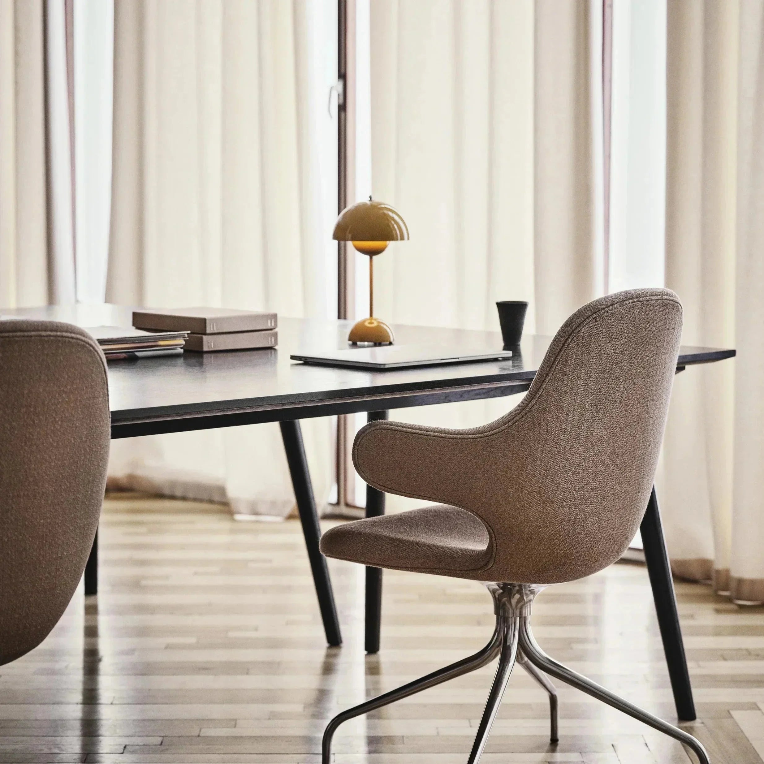 LED Bordlampe med Minimalistisk Design og Beroligende Varmt Lys