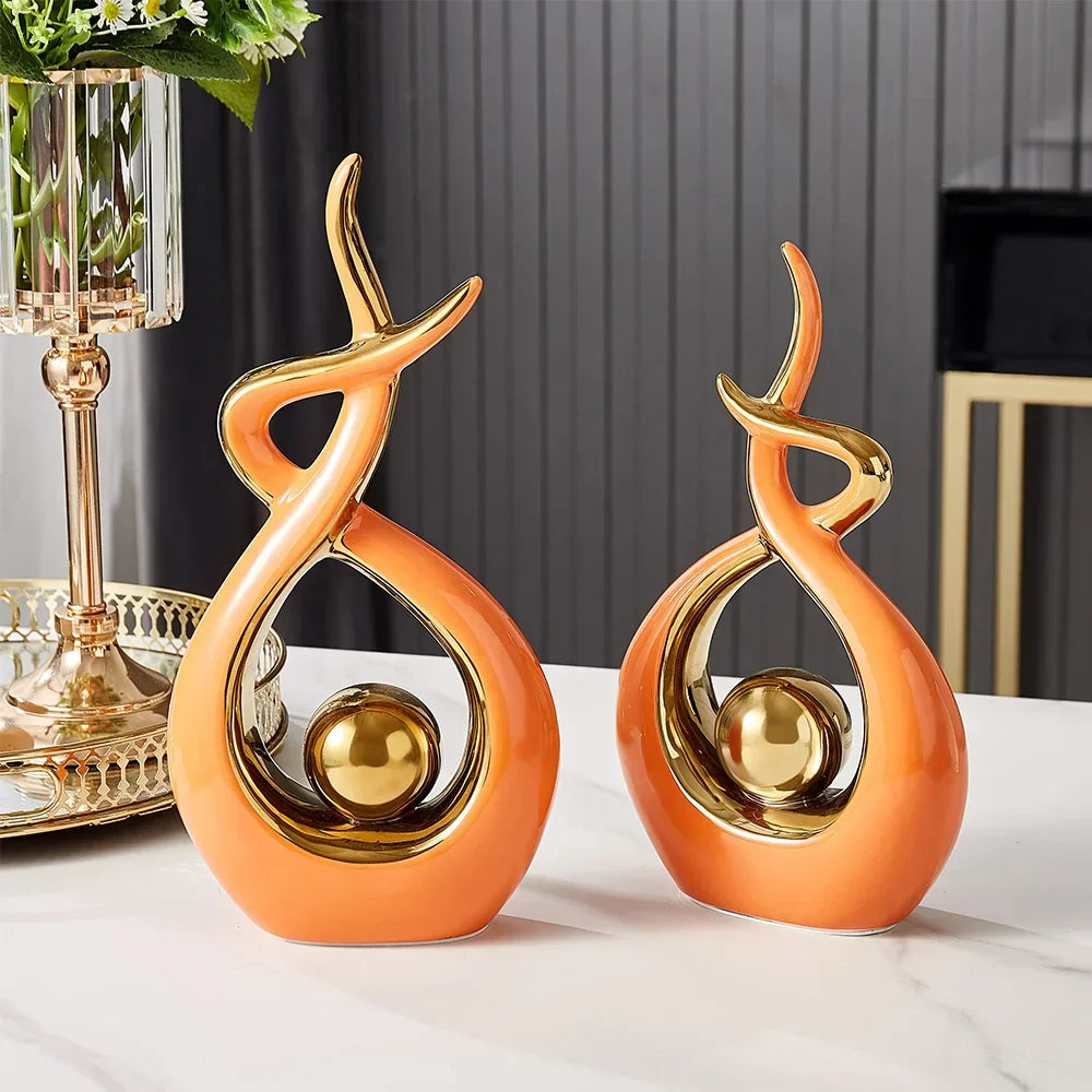 Keramisk Skulptur Med Abstrakt Form Og Gyldne Detaljer