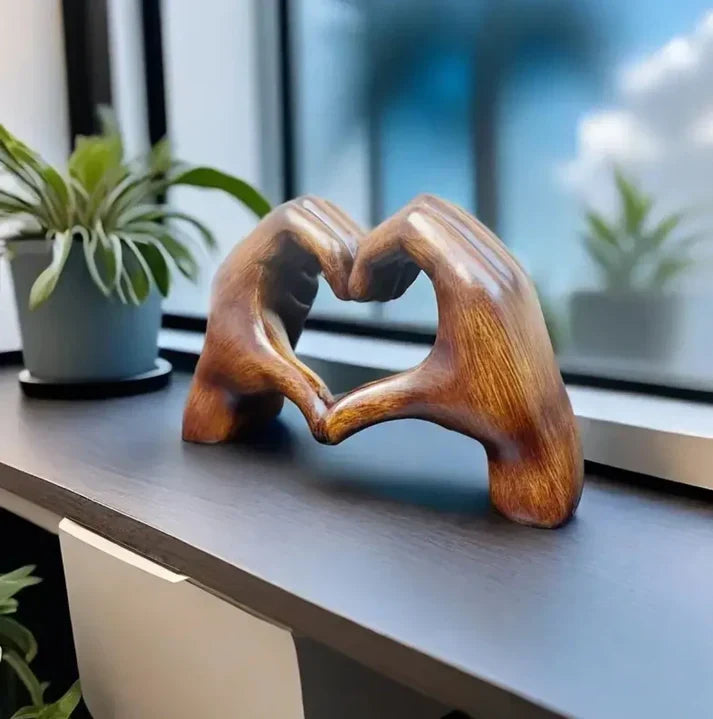 Hjerteornament I Træ Med Naturlig Årefinish Og Roligt Udtryk