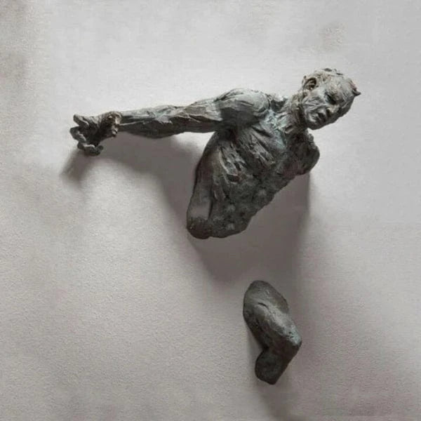 Abstrakt Vægskulptur I Resin Med Kunstnerisk Figur Og Eksklusivt Udtryk