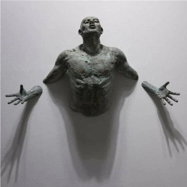 Abstrakt Vægskulptur I Resin Med Kunstnerisk Figur Og Eksklusivt Udtryk