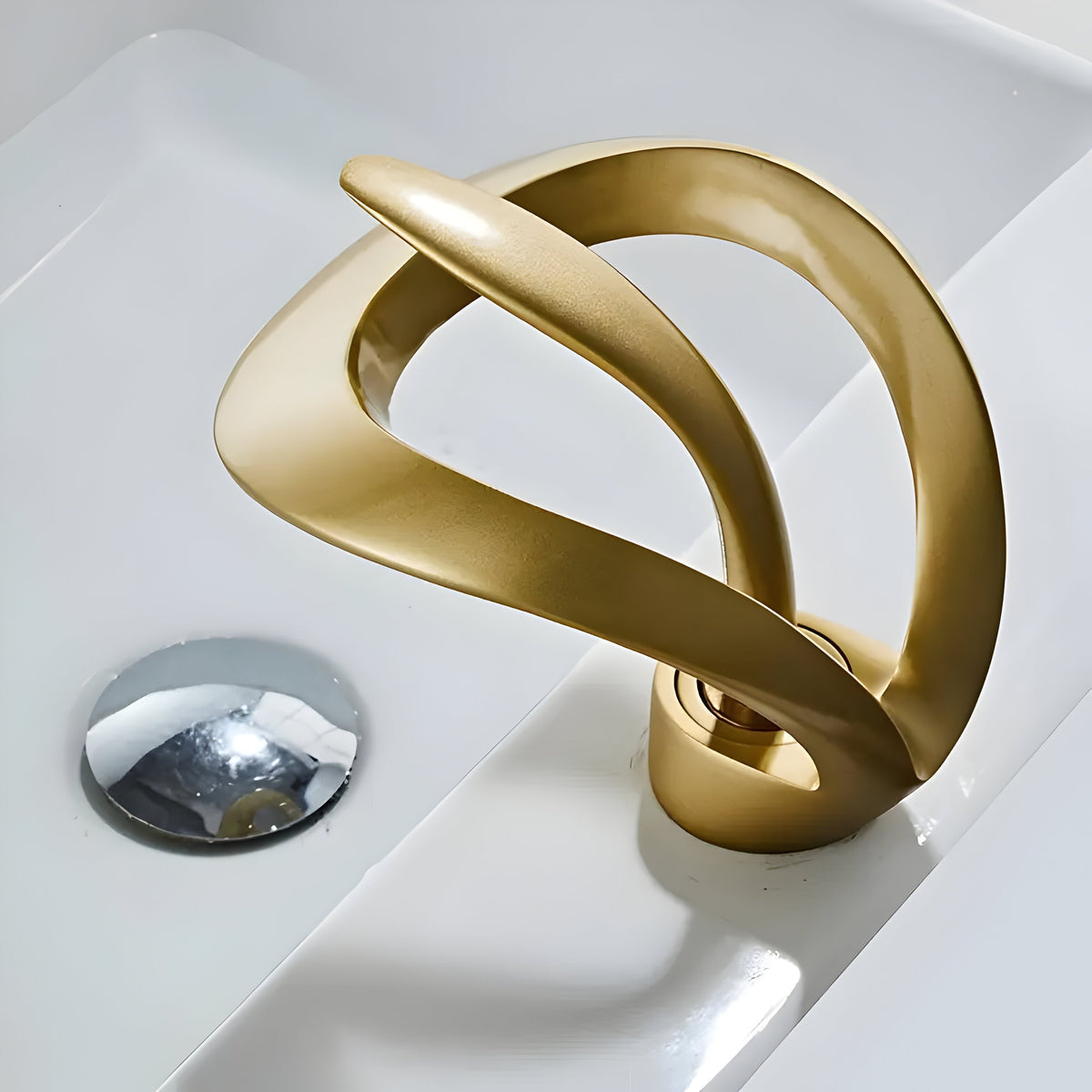 Vægmonteret Armatur I Messing Med Moderne Design Til Badeværelset