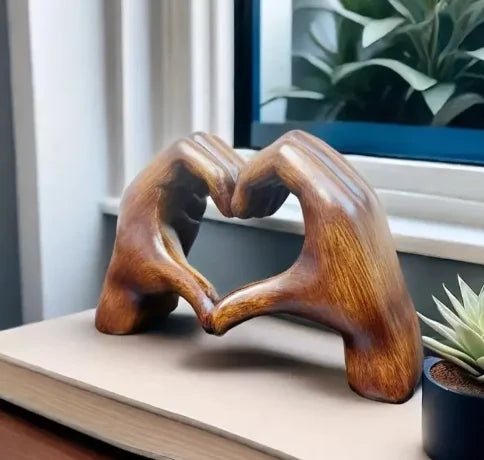Hjerteornament I Træ Med Naturlig Årefinish Og Roligt Udtryk