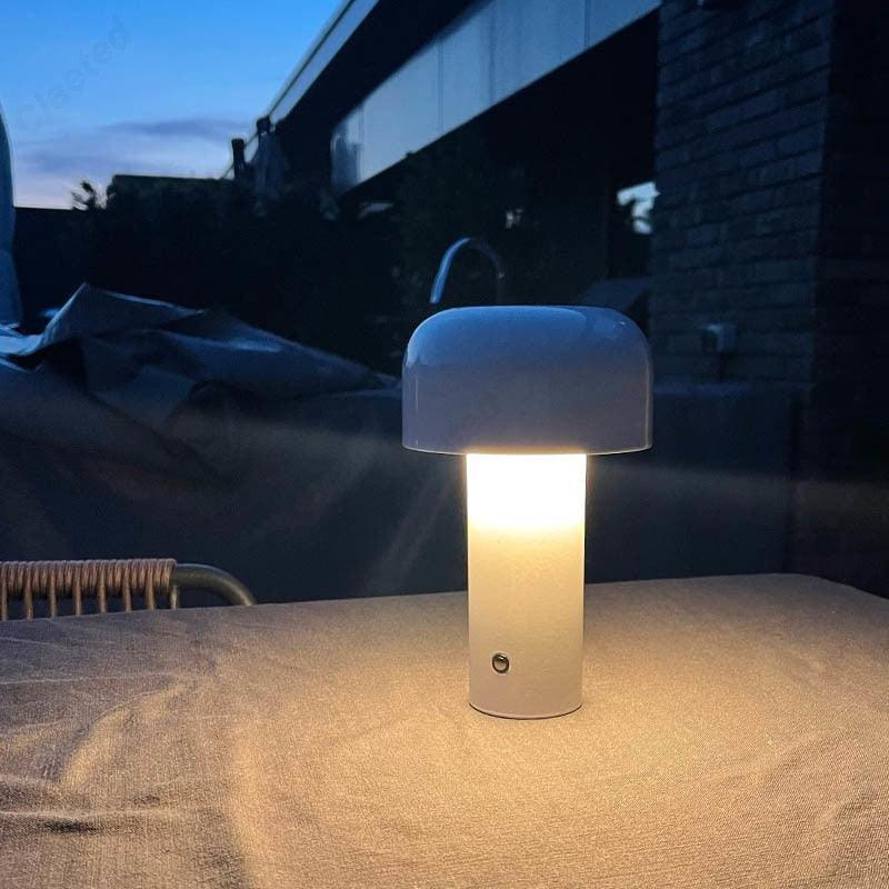 Bordlampe Der Skaber Varm Stemning Med Minimalistisk Svampeform Og Genopladelig Led Belysning