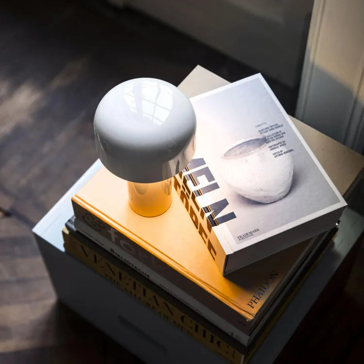 Bærbar Bordlampe i Moderne Design med Blødt LED‑Lys