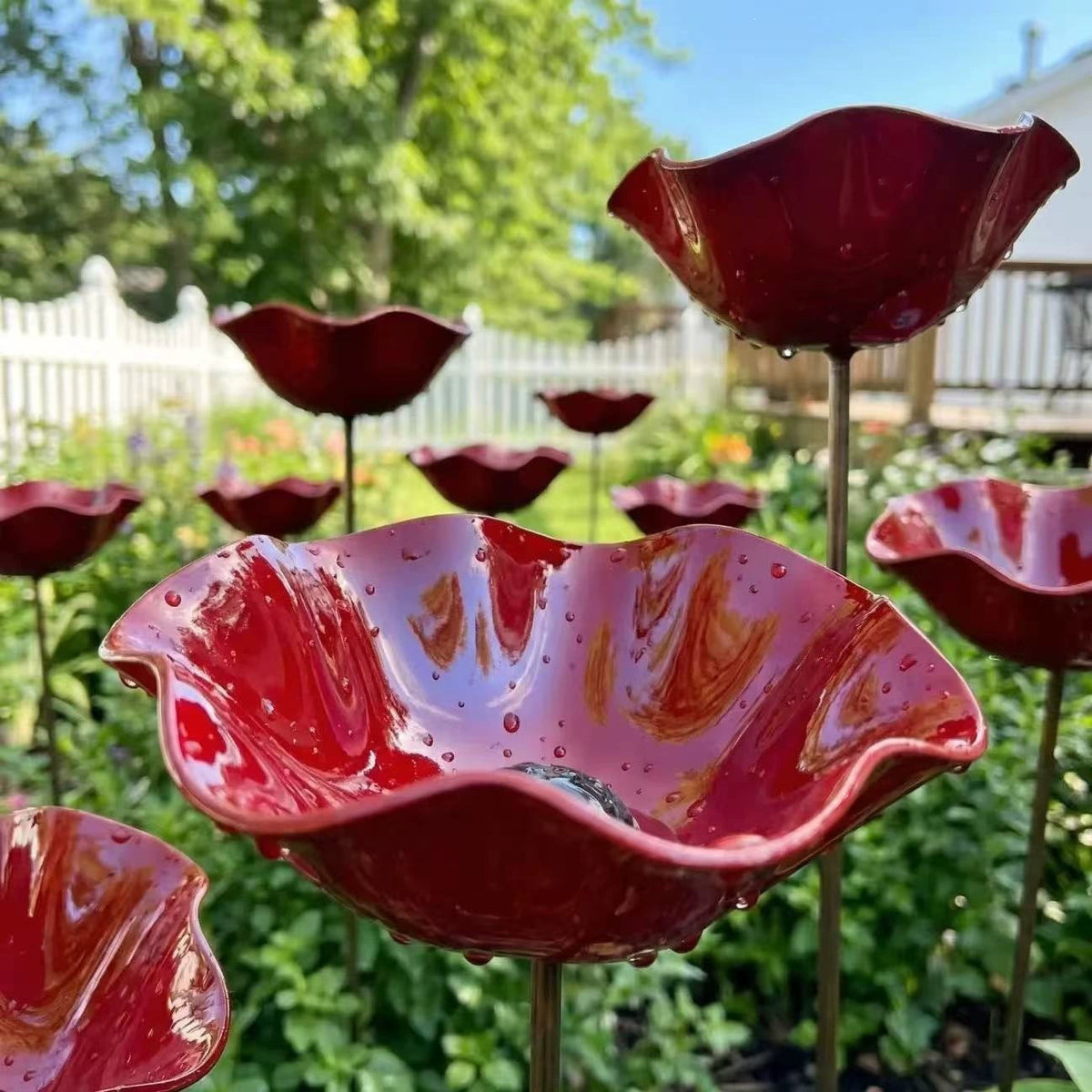 Blomsterfuglebad Med Håndformet Design, Udendørs Hygge Og Daglig Naturglæde