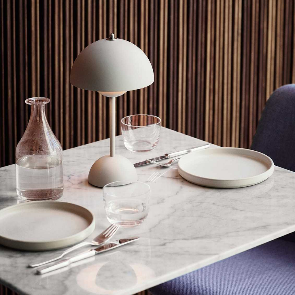 LED Bordlampe med Minimalistisk Design og Beroligende Varmt Lys