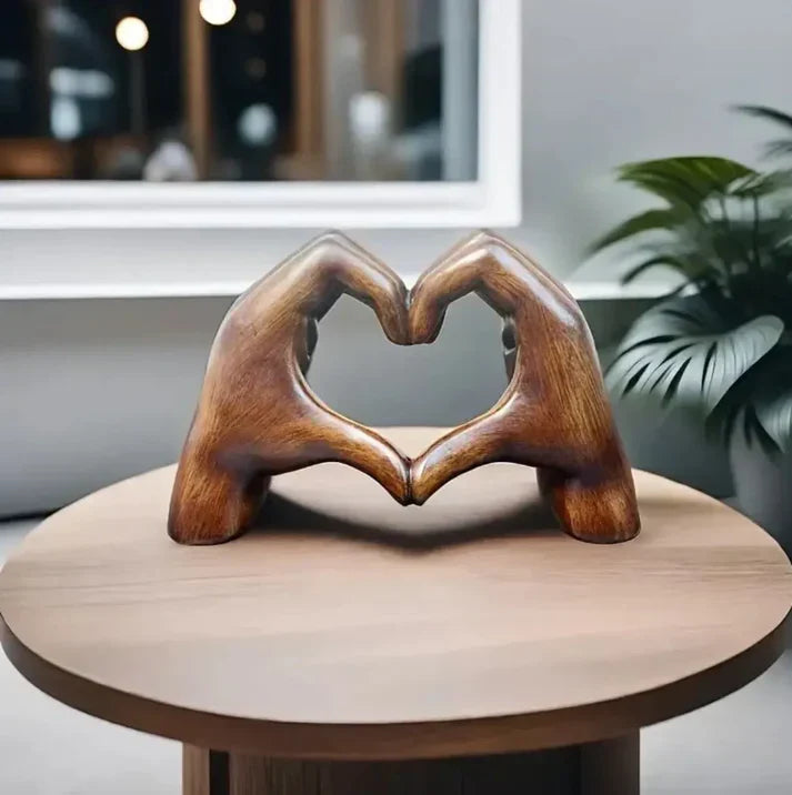 Hjerteornament I Træ Med Naturlig Årefinish Og Roligt Udtryk