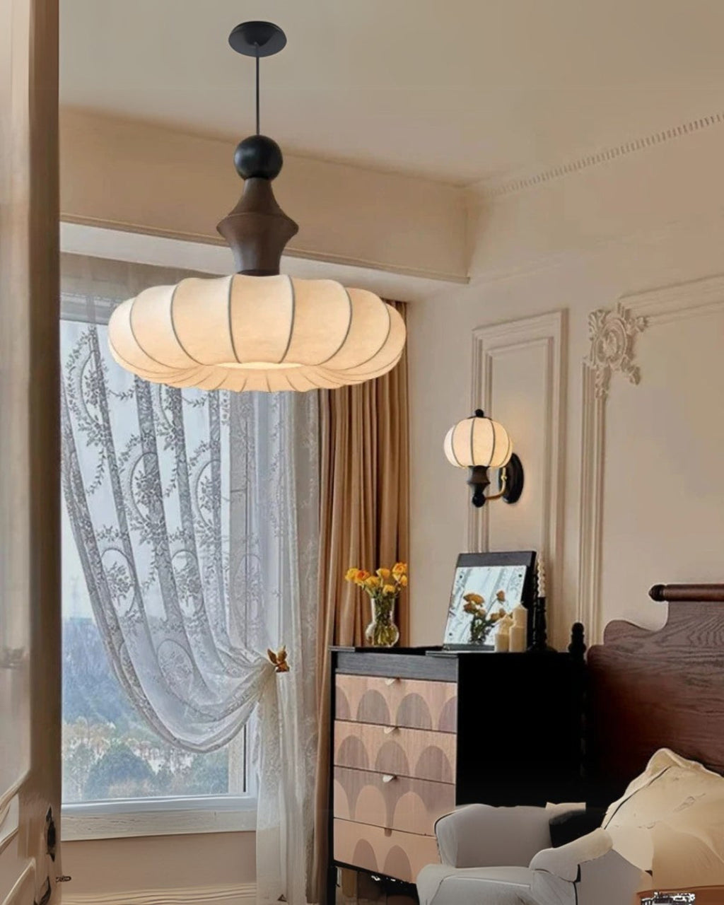 Pendellampe med Silkeblød Inderside og Elegant Naturlig Silhuet