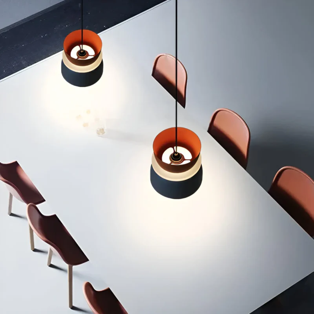Farverig Pendellampe Med Moderne Design Og LED-Belysning