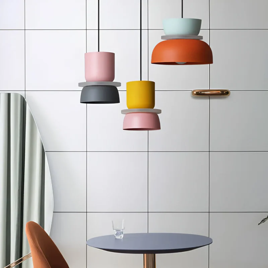Farverig Pendellampe Med Moderne Design Og LED-Belysning