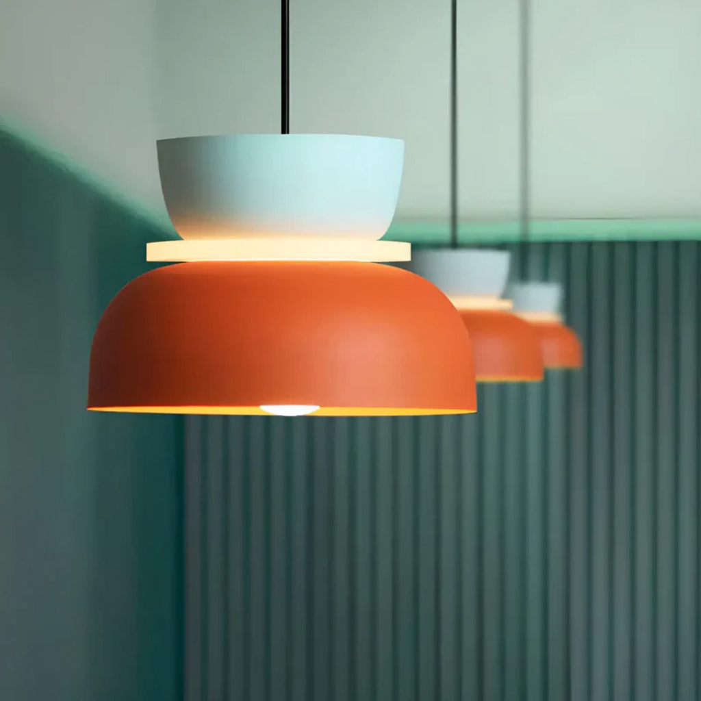 Farverig Pendellampe Med Moderne Design Og LED-Belysning