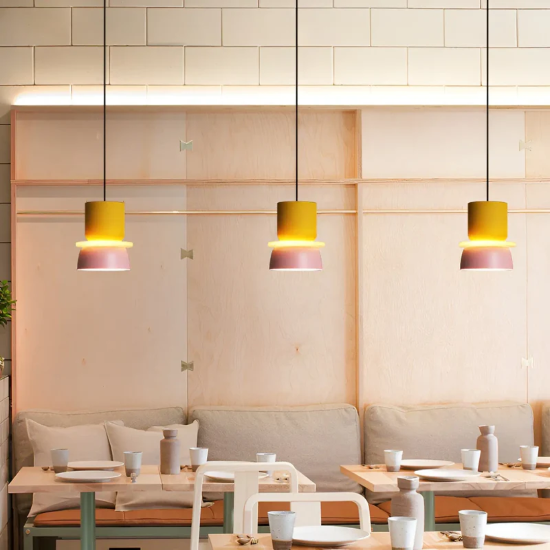 Farverig Pendellampe Med Moderne Design Og LED-Belysning