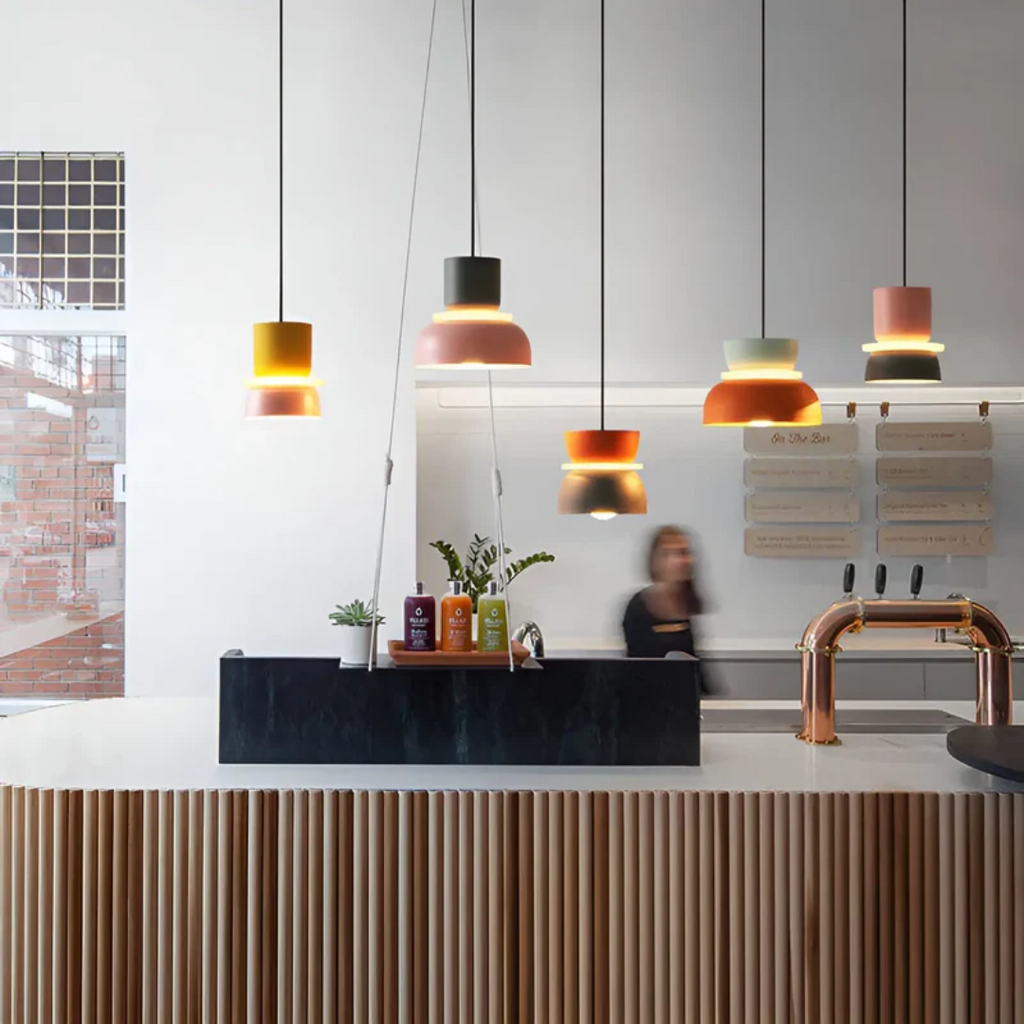 Farverig Pendellampe Med Moderne Design Og LED-Belysning
