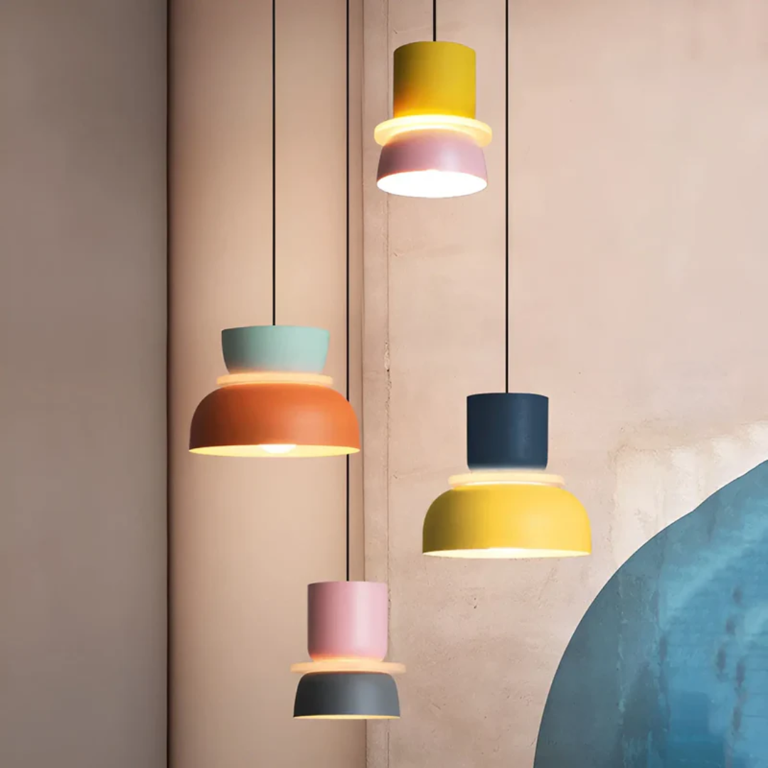 Farverig Pendellampe Med Moderne Design Og LED-Belysning