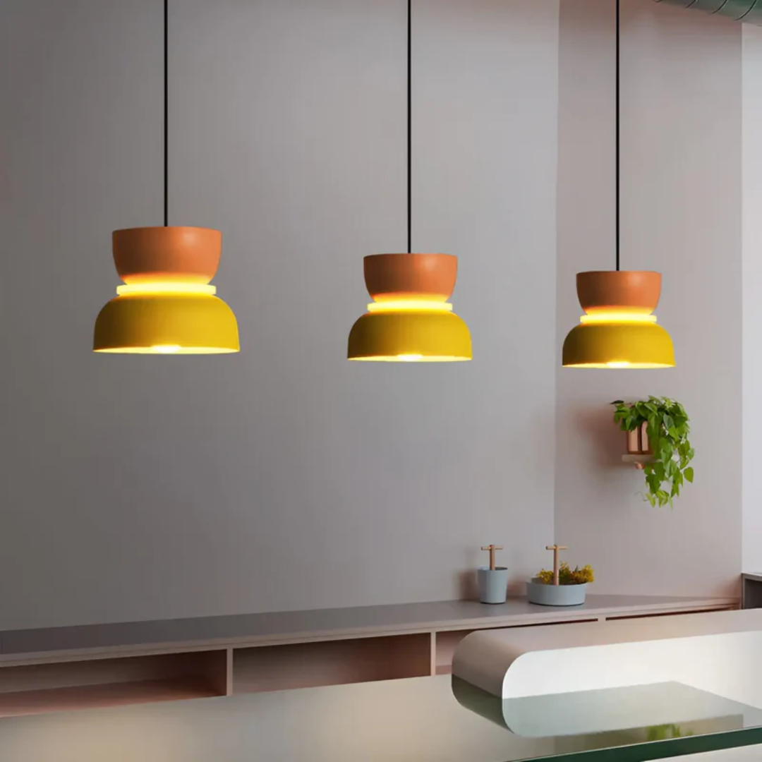 Farverig Pendellampe Med Moderne Design Og LED-Belysning