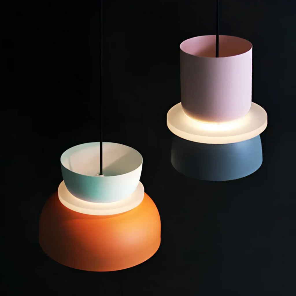Farverig Pendellampe Med Moderne Design Og LED-Belysning