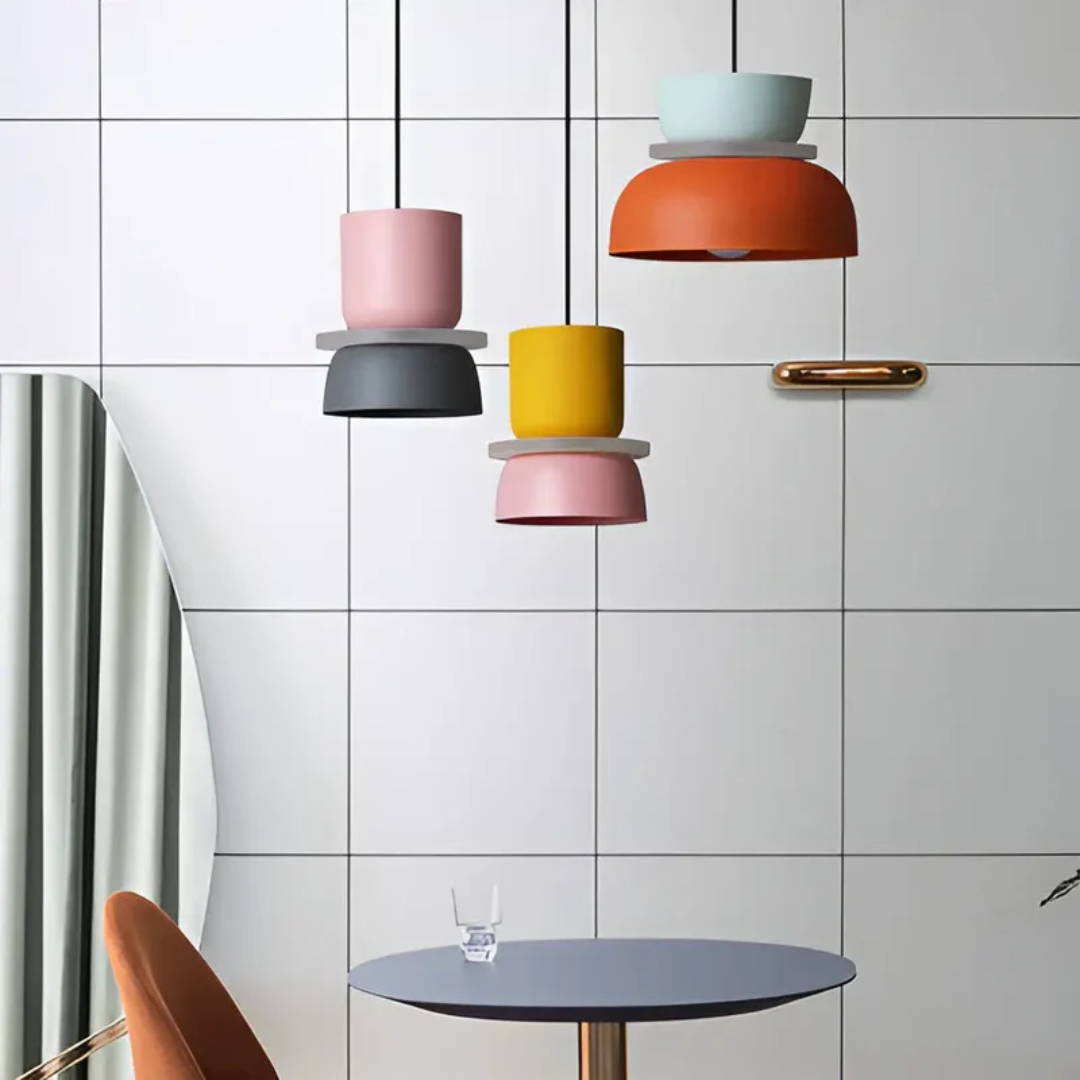 Farverig Pendellampe Med Moderne Design Og LED-Belysning
