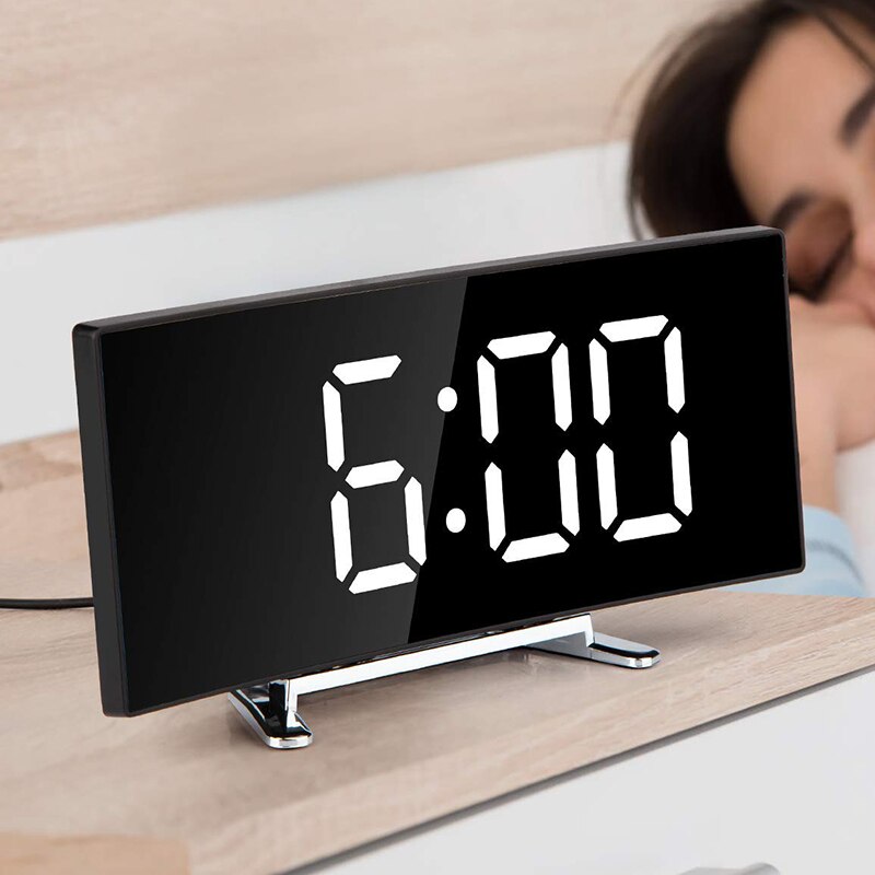 Digitalt LED Ur med Buet Front og Klar Visning