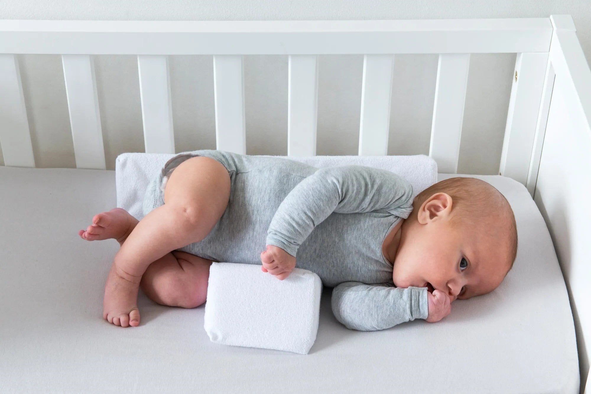 Anti‑Roll Wedgepude til Baby