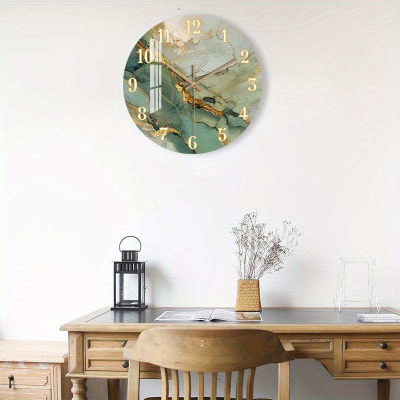 Støjsvagt Vægur I Træ Med Marmorinspireret Design Til Moderne Indretning