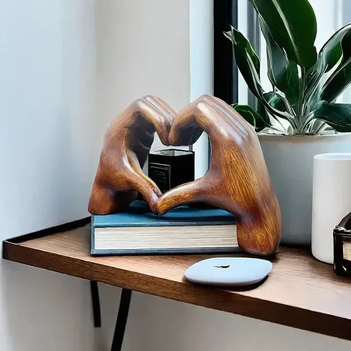 Hjerteornament I Træ Med Naturlig Årefinish Og Roligt Udtryk
