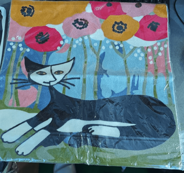 Broderet Pudebetræk med Katte- og Blomstermotiv