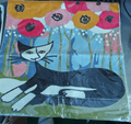 Broderet Pudebetræk med Katte- og Blomstermotiv