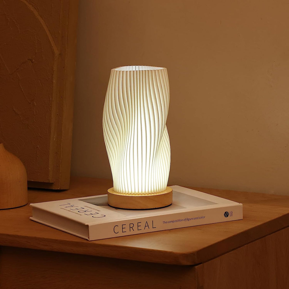 Bordlampe Med Bølget Skærm Og Dæmpbar Belysning