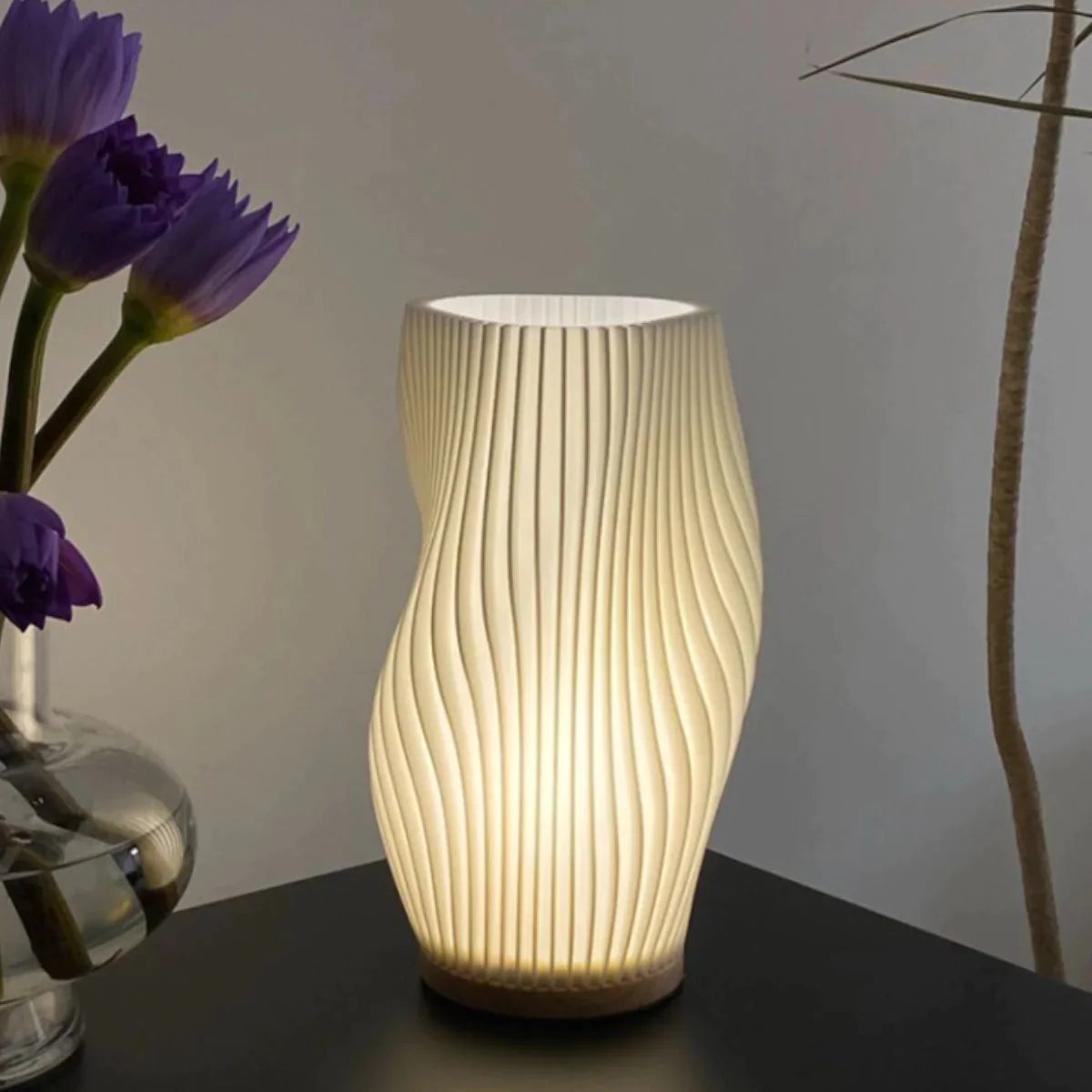 Bordlampe Med Bølget Skærm Og Dæmpbar Belysning
