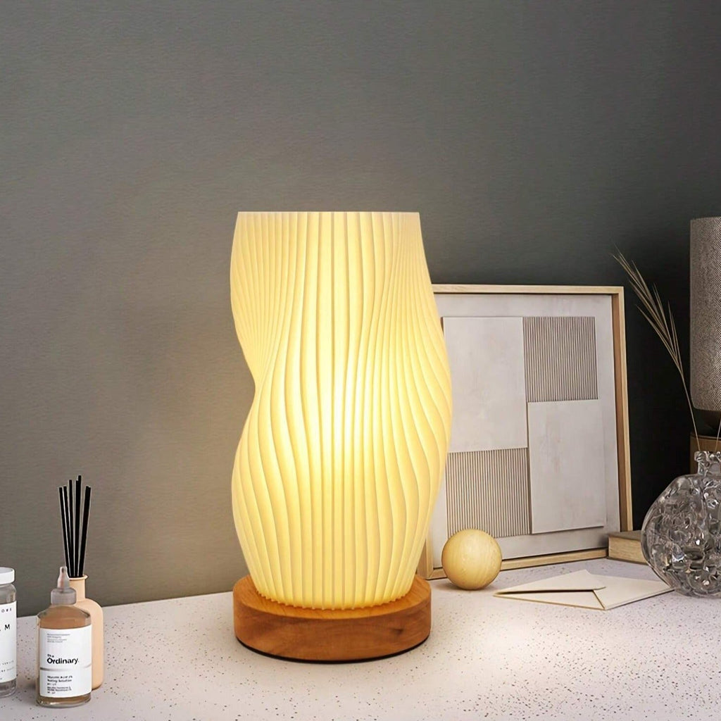 Bordlampe Med Bølget Skærm Og Dæmpbar Belysning