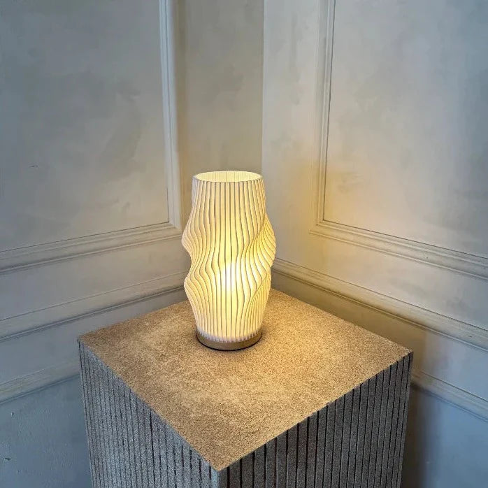 Bordlampe Med Bølget Skærm Og Dæmpbar Belysning