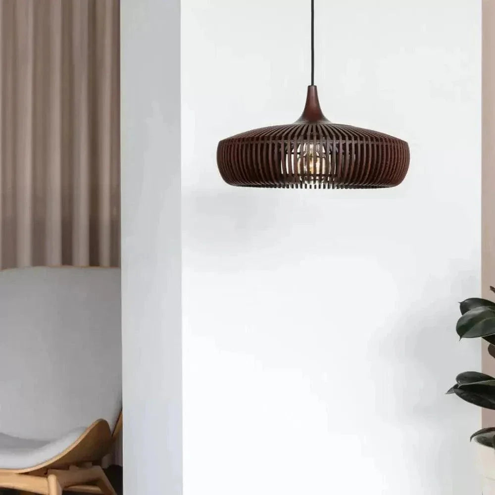 Rund Loftlampe I Massivt Træ Med Roligt Japandi Udtryk