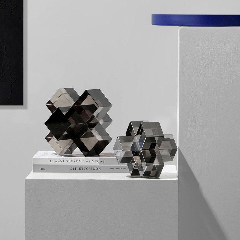 Geometrisk Krystalskulptur med Sammenflettet Kubedesign